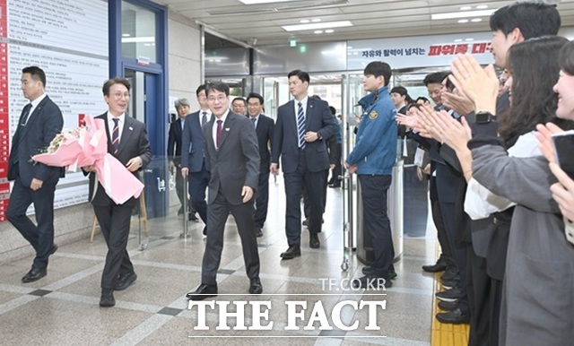 김민석 국무총리가 22일 대구시청 동인청사를 방문해 직원들의 환영을 받고 있다. 김 총리 오른쪽이 김정기 대구시장 권한대행. /대구시