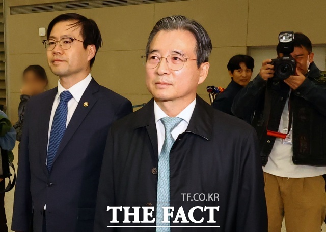 김용범 대통령실 정책실장이 관세협상을 위해 귀국 3일 만인 22일 다시 미국으로 향한다. 김 정책실장이 19일 인천국제공항 제2터미널 입국장으로 귀국하고 있다. /뉴시스