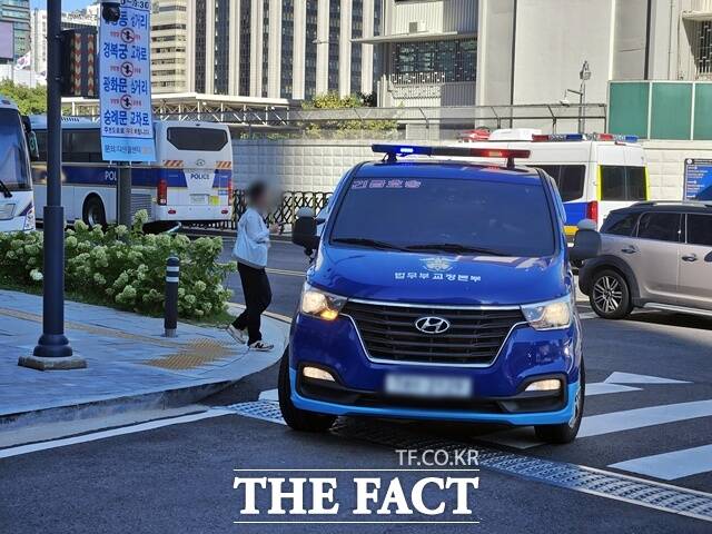 구속영장 실질심사를 앞두고 도주 후 두 달 만에 검거된 삼부토건 주가조작 의혹의 주요 피의자 이기훈 삼부토건 부회장 겸 웰바이오텍 회장이 11일 특검에 처음으로 출석했다. /이다빈 기자