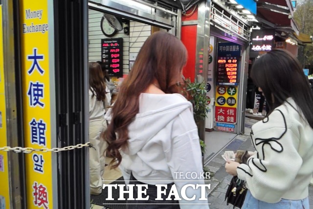 22일 오후 중국인 관광객들이 주한 중국 대사관 앞에 있는 환전소에서 환전하기 위애 줄을 서고 있다. /이상빈 기자