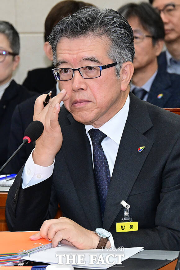 양한광 국립암센터원장이 질의를 듣는 모습.