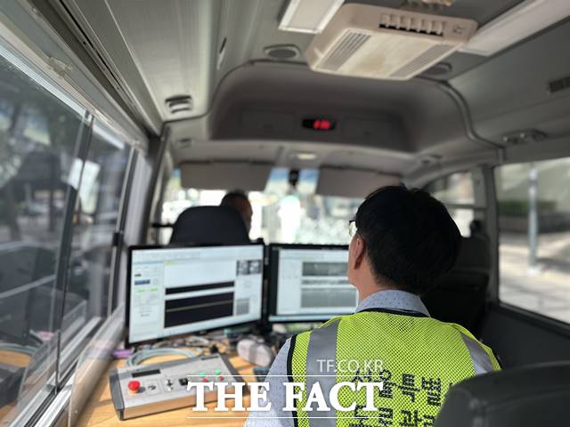 서울시는 시민 누구나 GPR 탐사 결과를 확인할 수 있도록 서울안전누리 내 GPR 탐사지도를 운영하고 있다. 사진은 지반침하 탐사차량 내부 모습. /서울시