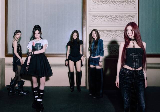 예지 리아 류진 채령 유나는 개별 포토를 통해 감각적인 포즈로 존재감을 드러내는가 하면 쿨하고 시크한 매력으로 시선을 집중시켰다. /JYP엔터