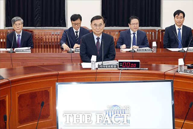 신성범 국회 정보위원회 위원장(왼쪽)과 이종석 국가정보원장이 22일 오전 서울 여의도 국회에서 열린 정보위원회 전체회의 시작 전 정보위원장실로 향하고 있다. /국회=배정한 기자