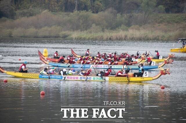 지난해 열렸던 제5회 백마강배 전국용선경기대회 장면. /부여군