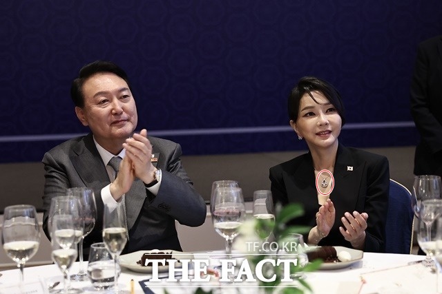 김건희 여사는 지난 7월 나토(NATO, 북대서양조약기구) 순방 당시 지인으로부터 수천만 원의 목걸이(붉은 원)를 빌렸다. 지난 7월 스페인 마드리드 순방 당시 제스페인 동포 간담회에 참석한 윤석열 대통령과 김 여사. /뉴시스
