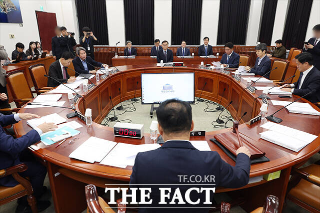 신성범 국회 정보위원회 위원장(왼쪽)과 이종석 국가정보원장이 22일 오전 서울 여의도 국회에서 열린 정보위원회 전체회의 시작 전 정보위원장실로 향하고 있다. /국회=배정한 기자