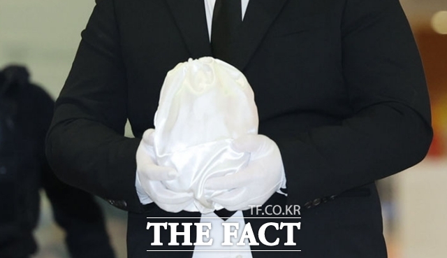 김현수 주캄보디아 대사대리는 22일(현지시간) 캄보디아에서 범죄 조직의 고문으로 사망한 한국인 대학생 사건과 관련해 구타가 있었다는 사실을 외교부 본부에 보고했다고 밝혔다. 사진은 피해자 유해가 전날 인천국제공항 2터미널을 통해 송환된 모습. /뉴시스