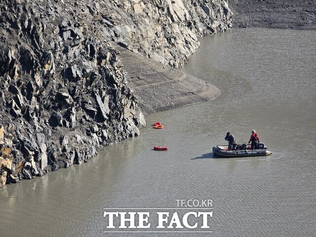 지난 20일 보령시 성주면 한 채석장 저류지에서 25톤 덤프트럭이 추락해 운전자가 실종된 가운데 소방당국이 실종자를 수색하고 있다. /보령소방서