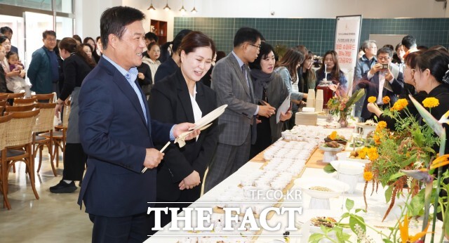 정읍시와 정읍시지역활력센터는 지난 21일 술문화관에서 도시재생뉴딜사업의 일환으로 추진한 건강밥상의 완성: 정읍 슈퍼푸드 메뉴개발 품평회를 성공적으로 개최했다. /정읍시