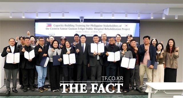 현대아산은 21일 현대그룹 사옥에서 KOICA의 필리핀 동부사말 기안펠리페 아브리고 공공병원 재건 사업 관계자 초청 연수 수료식을 진행했다. 이 자리에는 현대아산 이백훈 현대아산 대표(앞줄 왼쪽에서 여섯 번째), 필리핀 동부사말주 에바르돈 주지사(앞줄 왼쪽에서 일곱 번째) 등이 참석했다. /현대아산