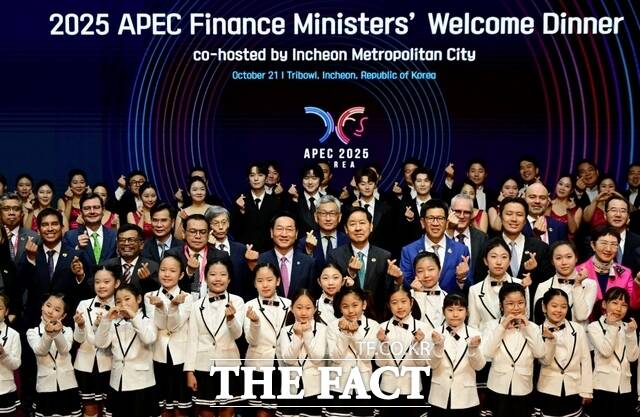 유정복 인천시장이 21일 연수구 트라이보울에서 열린 APEC 재무장관회의 만찬 공연을 마친 뒤 기념 촬영을 하고 있다. /인천시