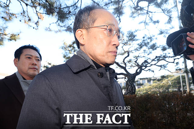 추경호 국민의힘 의원이 17일 오후 윤석열 대통령 최소한 방어권 보장 촉구 및 불공정성 규탄과 관련해 헌법재판소 사무처장을 면담하기 서울 종로구 헌법재판소를 항의 방문하고 있다. /박헌우 기자