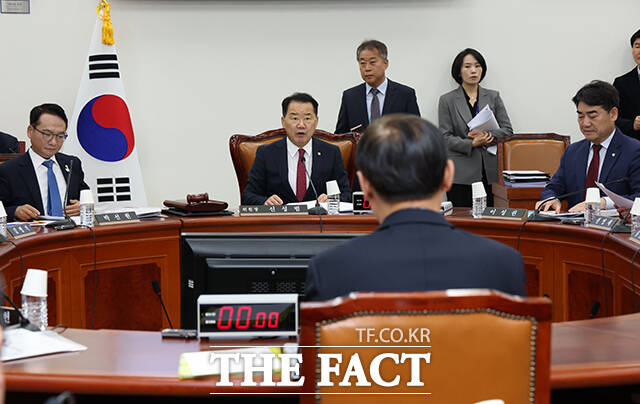 신성범 국회 정보위원회 위원장(왼쪽)과 이종석 국가정보원장이 22일 오전 서울 여의도 국회에서 열린 정보위원회 전체회의 시작 전 정보위원장실로 향하고 있다. /국회=배정한 기자