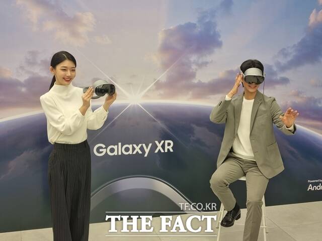 삼성전자 모델이 갤럭시XR을 소개하고 있다. /이성락 기자