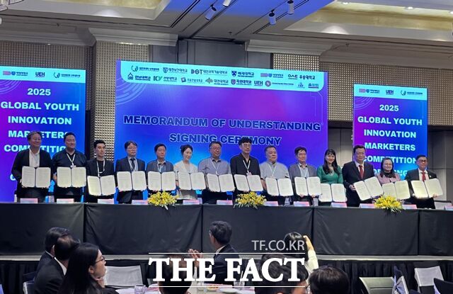 대전권 대학과 베트남 참여 대학이 다자간 상호협력 업무협약을 체결하고 있다. /한밭대