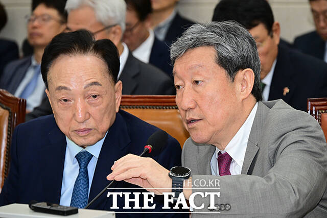 차순도 한국보건산업진흥원장(오른쪽)과 김철수 대한적십자사 회장이 국정감사를 앞두고 이야기를 하고 있다.