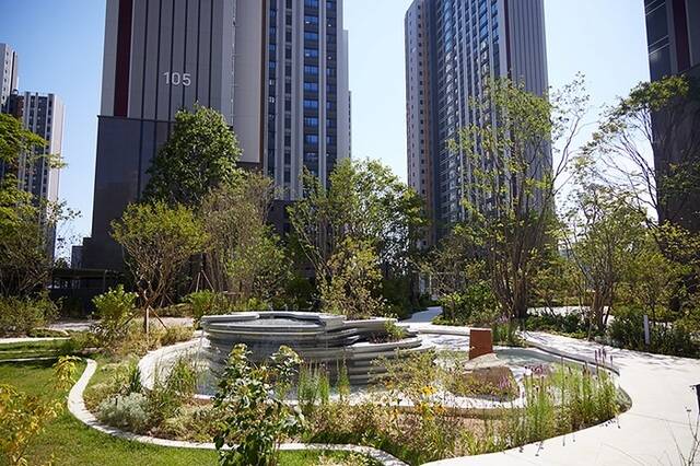 롯데건설은 지난 21일 2025 제15회 대한민국 조경대상에서 조경 브랜드 그린바이그루브(GREEN X GROOVE)가 적용된 정원으로 민간부문 산림청장상을 수상했다고 22일 밝혔다. /롯데건설