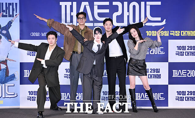 배우 강하늘과 김영광, 차은우 인형, 강영석, 한선화(왼쪽부터)가 22일 오전 서울 용산구 CGV 용산 아이파크몰에서 열린 영화 퍼스트 라이드 언론 시사회 및 기자간담회에 참석해 포즈를 취하고 있다. /박헌우 기자