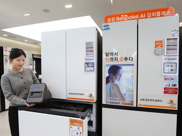 롯데하이마트가 김치냉장고 판매 성수기를 맞아 이달 말까지 전국 310여 개 매장에서 삼성전자와 LG전자 김치냉장고 신제품 중심으로 할인 혜택을 제공한다. /롯데하이마트