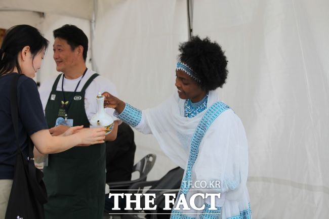 지난해 세계커피콩축제에서 에티오피아 바리스타가 시음 커피를 제공하고 있다. /시흥시