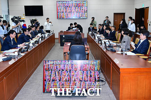 박정훈 국민의힘 의원이 22일 최민희 더불어민주당 딸의 결혼식은 최 의원 본인 ID로 신청된 사실을 국회 사무처에서 확인했다고 밝혔다. 사진은 박 의원이 지난 20일 서울 여의도 국회에서 열린 과학기술정보방송통신위원회의 방송미디어통신위원회 등에 대한 국정감사에서 최민희 위원장과 관련한 발언을 하고 있는 모습. /남윤호 기자