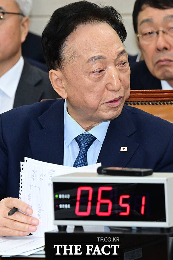 김철수 대한적십자사 회장은 이날 국정감사에서 계엄 찬·반 여부 질의에 이념적 질의라며 답변을 회피했다. 사진은 김철수 회장이 백혜련 신천지 질의 가능이라고 적힌 메모지를 정리하는 모습.