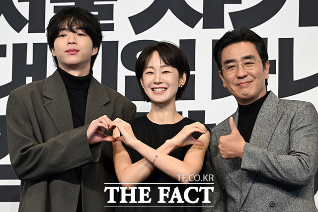 배우 차강윤 명세빈 류승룡(왼쪽부터)이 호흡을 맞춘 서울 자가에 대기업 다니는 김 부장 이야기는 오는 25일 오후 10시 40분 첫 방송한다. /남용희 기자