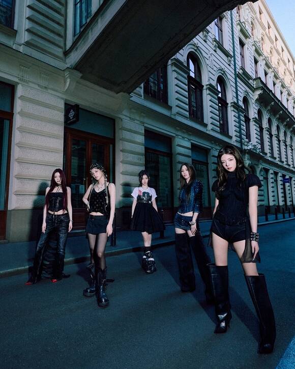 ITZY가 새 미니 앨범 TUNNEL VISION의 콘셉트 포토를 공개했다. /JYP엔터