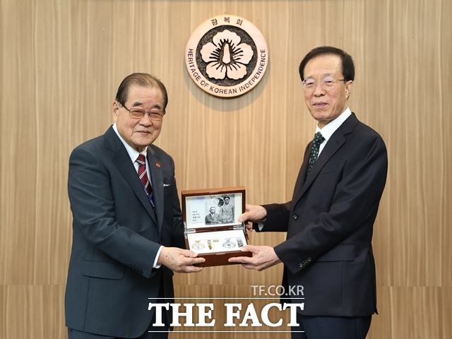 이석연 대통령직속 국민통합위원회 위원장은 22일 오전 이종찬 광복회장을 예방하고 국민통합에 대한 조언을 구했다. /국민통합위원회