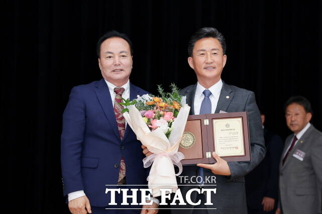 임달희 공주시의장(오른쪽)이 21일 대한민국의정봉사대상을 수상하고 기념촬영을 하고 있다. /공주시의회