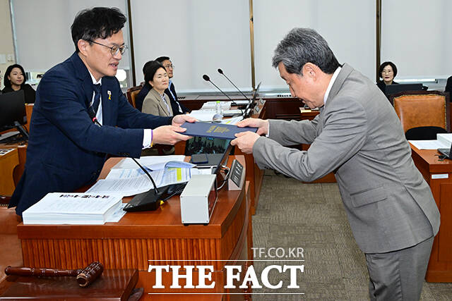 차순도 한국보건산업진흥원장이 박주민 위원장(왼쪽)에게 선서문을 제출하고 있다.