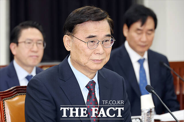 이종석 국가정보원장이 22일 오전 서울 여의도 국회에서 열린 국회 정보위원회 전체회의에 출석하고 있다. /국회=배정한 기자