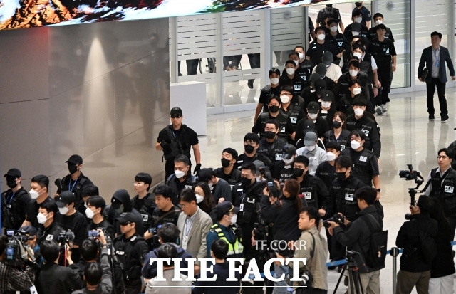 캄보디아 온라인 사기에 가담해 구금된 한국인들이 지난 18일 오전 인천국제공항 제2터미널을 통해 송환되고 있다. 이날 송환에는 경찰 호송조 190여명이 투입됐다./ 더팩트DB