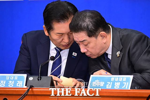 한준호 더불어민주당 최고위원은 22일 국회에서 열린 최고위원회의에서 이상경 국토부 제1차관의 발언 논란에 대해 국민 여러분께 심려를 끼쳐드려 죄송하다고 공식 사과했다.사진은 정청래 대표와 김병기 원내대표. /남윤호 기자