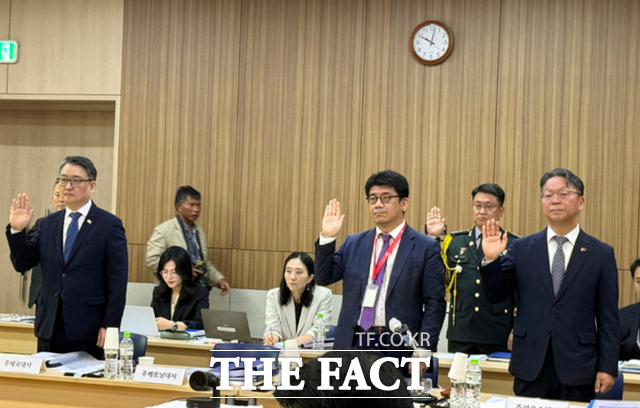 박용민(앞줄 왼쪽부터) 주태국 대사, 김현수 주캄보디아 대사대리, 정영수 주라오스 대사가 22일(현지시간) 캄보디아 프놈펜 주캄보디아한국대사관에서 열린 국회 외교통일위원회 주캄보디아대사관·주베트남대사관·주태국대사관·주라오스대사관에 대한 국정감사에 출석해 증인선서를 하고 있다. /뉴시스