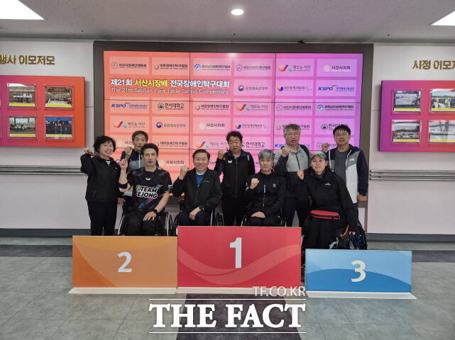 권기진(왼쪽) 박명근(왼쪽 3번째) 하재련(오른쪽 2번째) 선수가 시합이후 임원들과 기념촬영을 하고 있다. /세종시