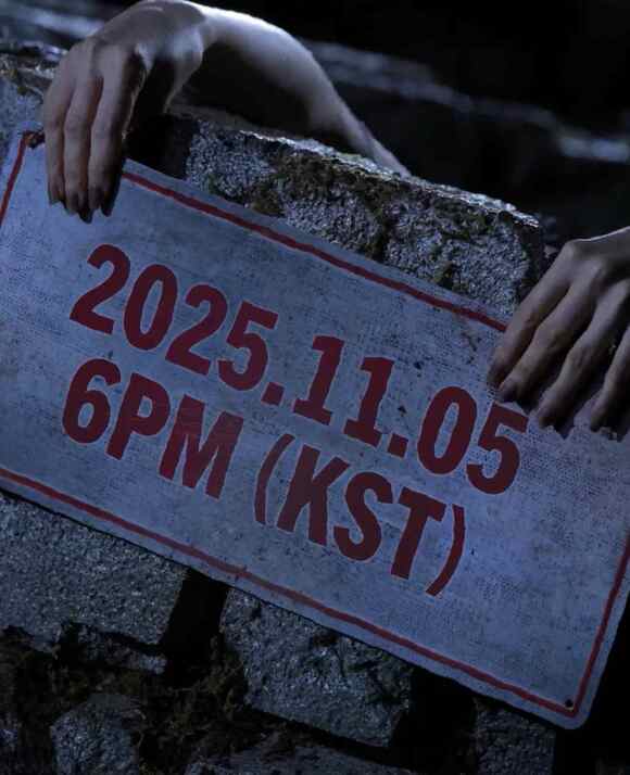 티저는 앨범 발표 일시를 의미하는 2025.11.05 6PM (KST) 간판을 들고 담벼락에 위태롭게 매달린 듯한 느낌과 함께 귀에 강렬하게 꽂히는 시니컬한 웃음 소리가 이목을 사로잡는다. /어비스컴퍼니