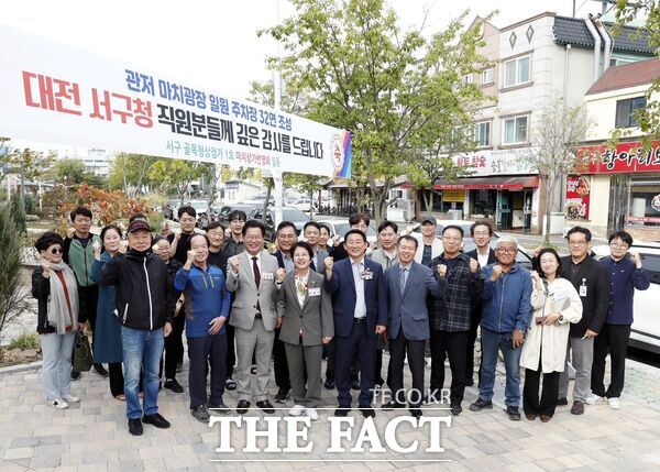 대전 서구는 10월 21일 관저동 마치상가 주변 구봉로 147번길에 노상주차장을 설치해 주민들의 주차 편의와 상가 이용 활성화를 도모했다. 서철모 서구청장이 관저동 신규 노상주차장을 방문해 축하를 전하고 있다. /대전 서구