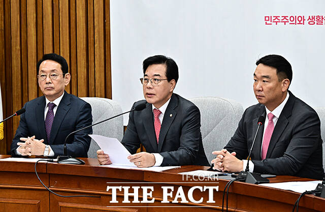 송언석 국민의힘 원내대표가 오늘 국감을 통해 우리 대사관이 이러한 상황에 어떻게 대응하고 있는지, 해외 주재 공관의 자국민 보호 체계에 어떤 문제가 있는지 철저히 점검하고 바로잡겠다고 밝혔다. 사진은 송 원내대표. /배정한 기자