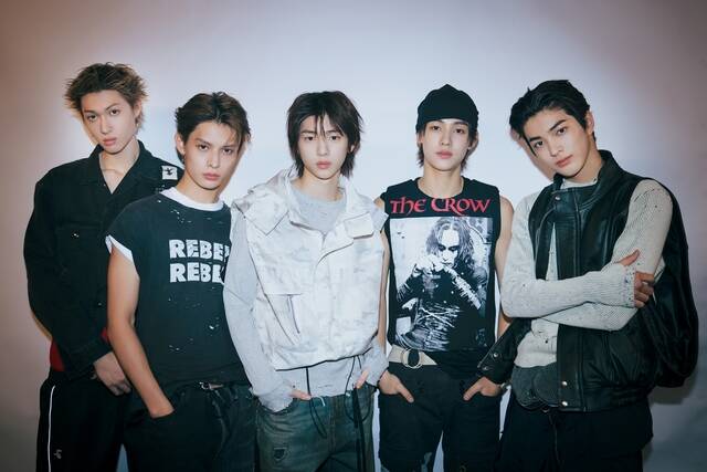 그룹 코르티스의 데뷔 음반 COLOR OUTSIDE THE LINES가 21일 발표된 미국 빌보드의 메인 앨범차트 빌보드 200에 171위로 재진입했다./빅히트뮤직