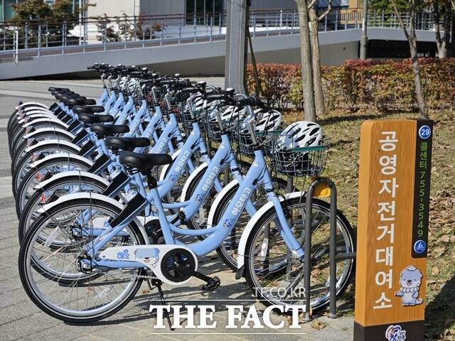 진주시가 시범운영하고 있는 무인대여 공영자전거 하모타고 /진주시