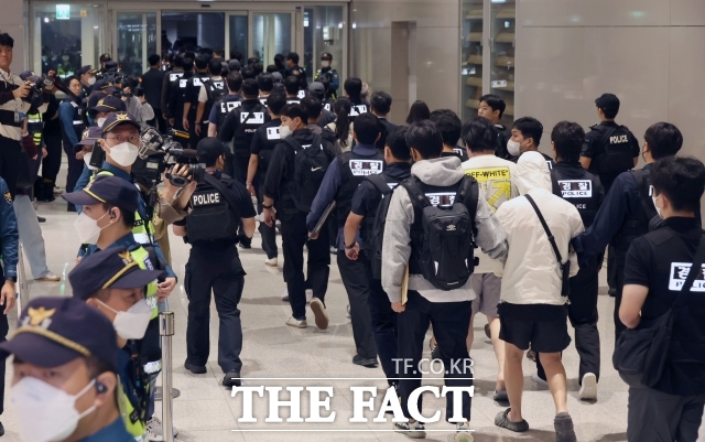 김현수 주캄보디아 대사대리는 22일 캄보디아 내 발생한 우리 국민 취업사기·감금 피해 사례 중 한국인 여행객이 납치된 사례는 없다고 밝혔다. 사진은 캄보디아 온라인 사기에 가담해 구금된 한국인들이 지난 18일 인천국제공항을 통해 송환된 모습. /장윤석 기자(현장풀)