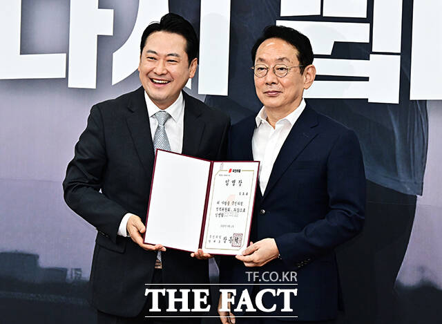 국민의힘이 22일 이재명 정부의 10·15 부동산 대책을 즉각 철회할 것을 촉구했다. 사진은 장동혁 국민의힘 대표(왼쪽)과 김도읍 정책위의장. /국회=배정한 기자