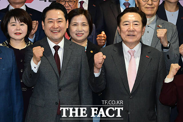 장동혁 국민의힘 대표(앞줄 왼쪽)가 22일 서울 영등포 중소기업중앙회에서 열린 국민의힘 당대표 초청 중소기업인 간담회에 참석해 김기문 중소기업중앙회장(오른쪽) 등 내빈들과 기념촬영을 하고 있다. /남윤호 기자