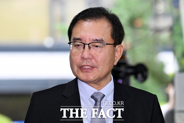 채상병 순직사건 수사 방해 의혹을 수사하는 이명현 특별검사가 25일 오전 서울 서초구 사무실에 출근하면서 취재진의 질의에 답변하고 있다. /서예원 기자