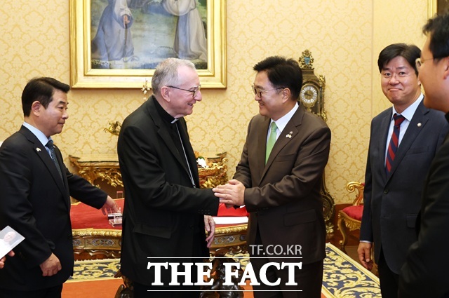 우원식 국회의장이 21일(현지시간) 바티칸 교황청에서 피에트로 파롤린 교황청 국무원장과 만나 손을 맞잡고 인사하고 있다. /국회의장실 제공