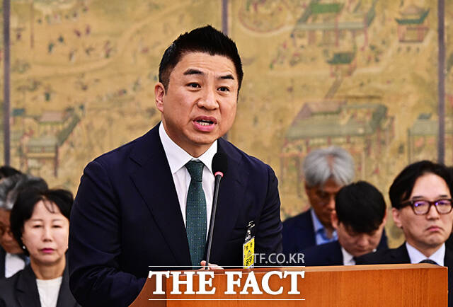 정용석 국립박물관문화재단 사장이 22일 오전 서울 여의도 국회 문화체육관광위원회에서 열린 국립중앙박물관 등에 대한 국정감사에 출석해 김건희 씨 가 일반 관람객이 없는 경복궁 휴궁일에 경회루에 들어간 것에 대한 질의에 답변을 하고 있다. /국회=배정한 기자