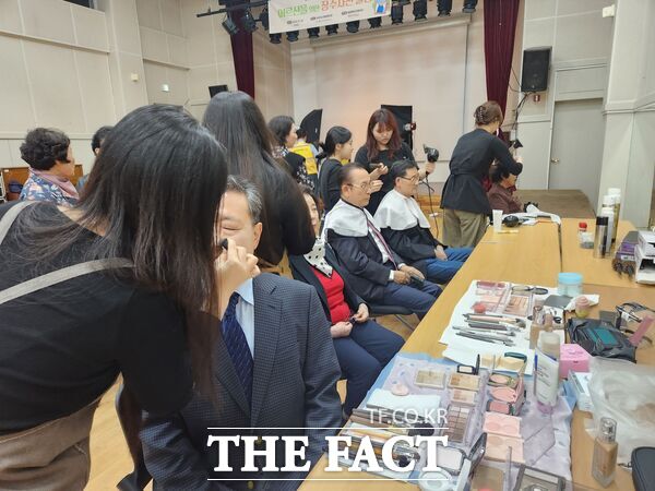 대덕구노인종합복지관이 22일 올해 대덕구공동체공모사업 선정된 물빛행복사진봉사단과의 연계를 통해 복지관 이용자 대상으로 장수사진 촬영을 했다. 우송정보대학교 뷰티디자인학부 학생들이 헤어손질과 메이크업 봉사를 진행하고 있다. /대덕구노인종합복지관