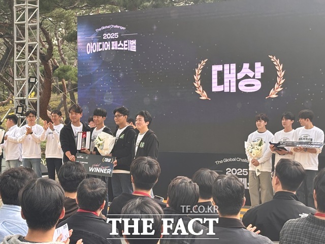 2025 아이디어 페스티벌 시상식에서 대상에 오른 ANT Lab팀이 무대에서 기념 촬영을 하고 있다. /황지향 기자